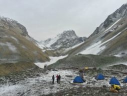 mountaineering in himalayas with mountaineerz